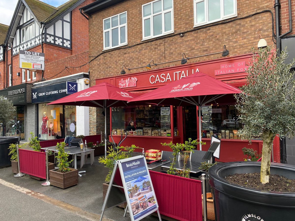 Custom printed Café Series Parasols for Casa Italia in Wimslow are now adding a touch of style and shade for their customers to enjoy ahead of a summer of al fresco dining 🌞🍷