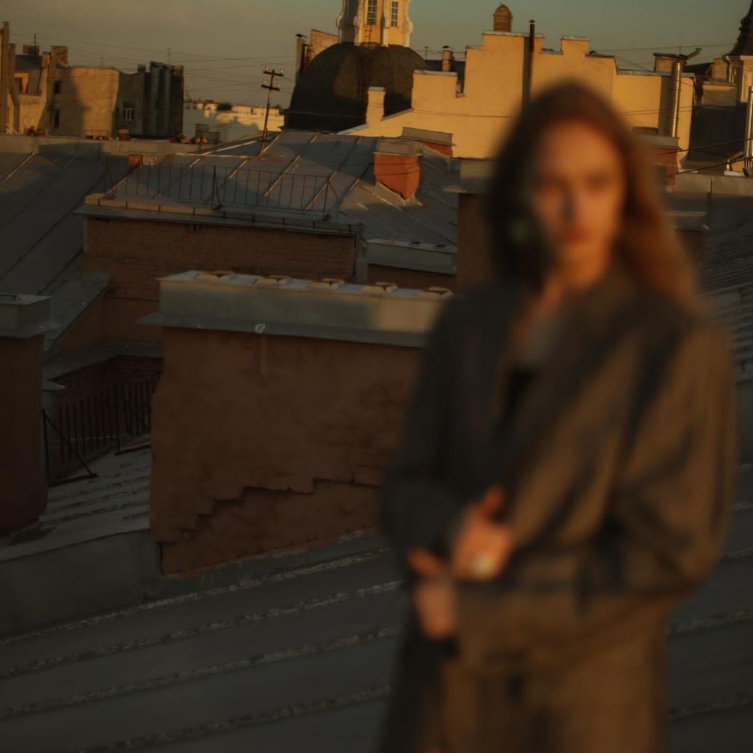 Правильно думай, правильно чувствуй.
Сердцем в могиле, душой в тюрьме.
Это Россия — Россия для грустных.
Ни выбора, ни перемен.