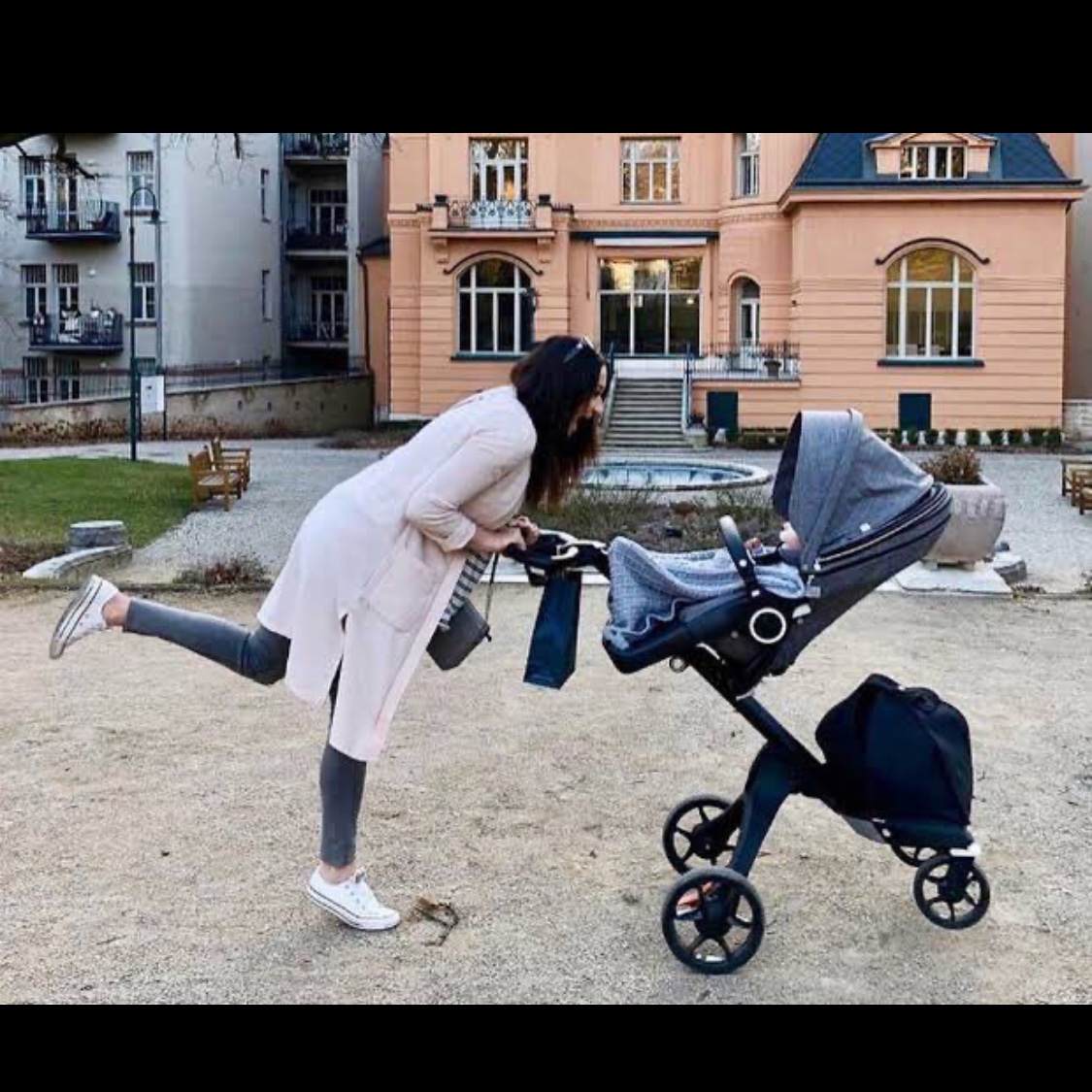 lil_bonni's tweet image. Why don’t we use baby prams in Nigeria?