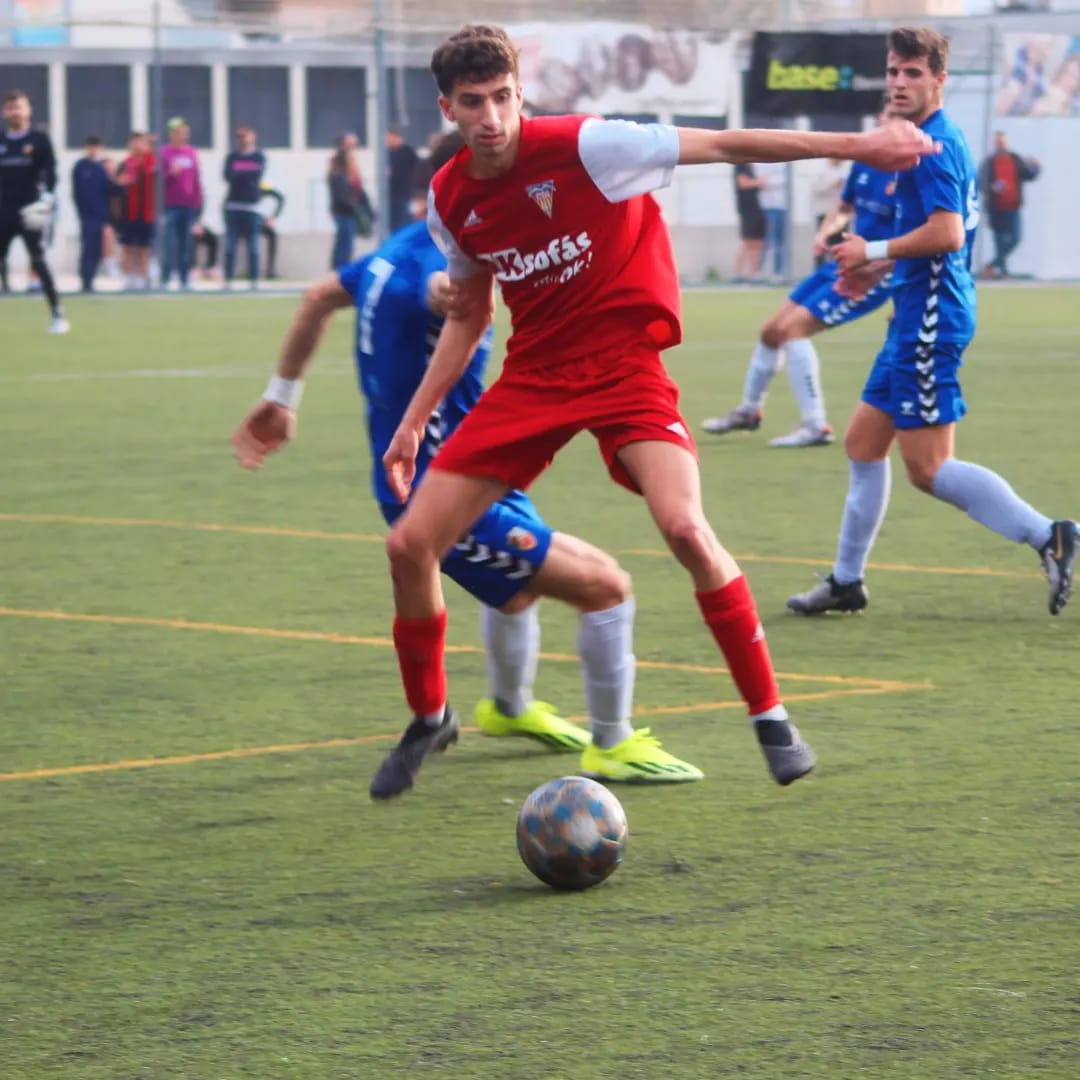 ⚽️| Bona jornada per l'equip del <a href="/CNTfutbol/">CN Terrassa Futbol</a> de Vicenç Diaz. Aquest dissabte superava per 3⃣ gols a 0⃣ el Ripollet i sumat amb les derrotes dels seus perseguidors, els col·loca líders solitaris del grup amb 5⃣4⃣ punts i obre un forat de 6 punts del play-off. #futbolcat #2cat4