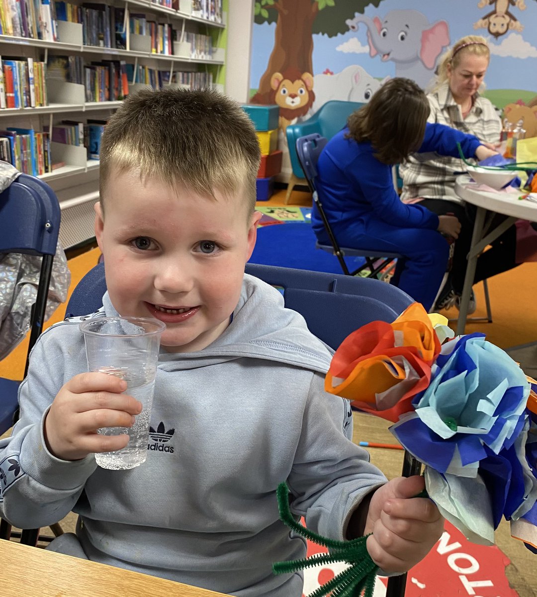 A bit of a floral theme going on yesterday, with Nature Kids artwork at #Clydebank library, and beautiful flower bouquets and vases at #Dumbarton Library. 🌸🍃🌺🍂 @WDCEducation