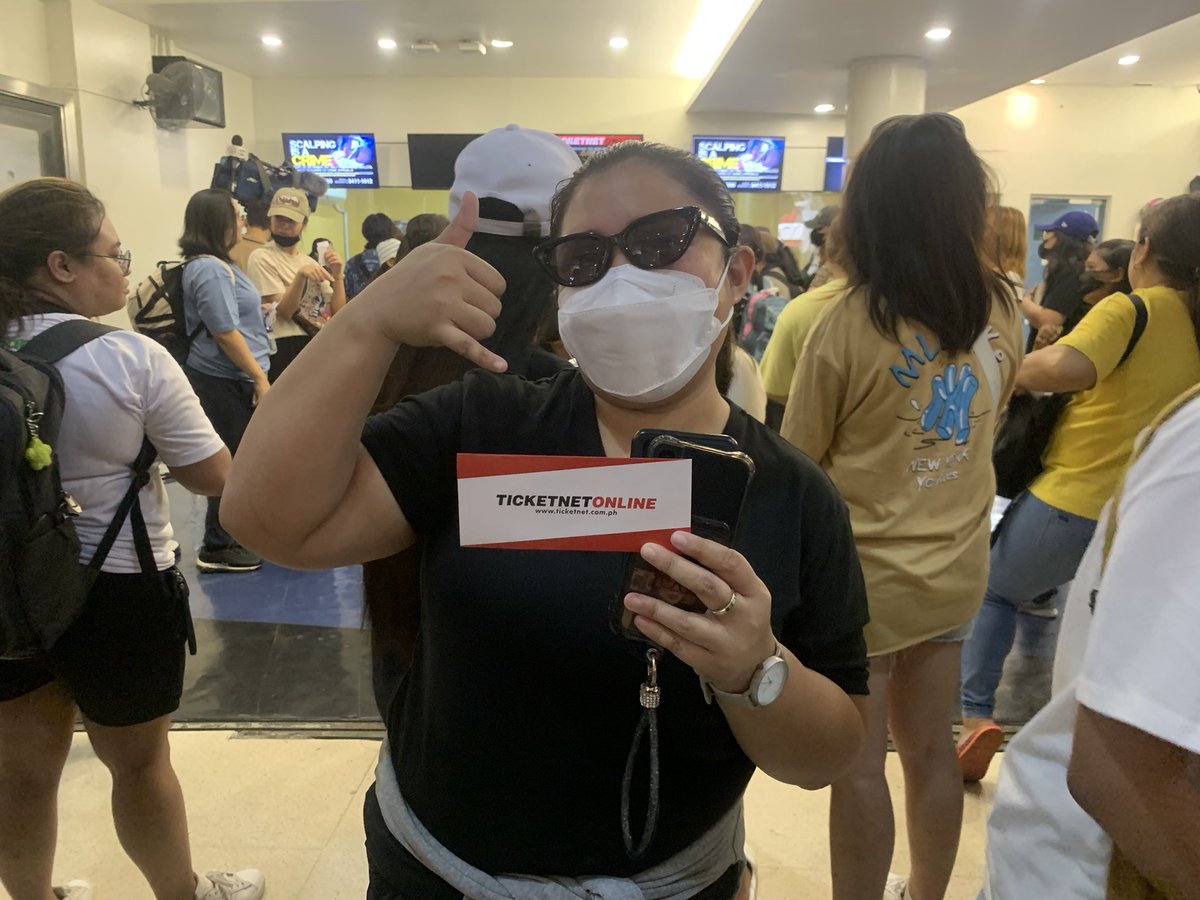 LOOK: Number 1 in line at Araneta “RJ” secures 4 SVIP CENTER tickets for @BINI_ph’s 3rd day of #BINIverse concert! #BINIverse_TheFirstSoloConcert | via @KevAlabaso