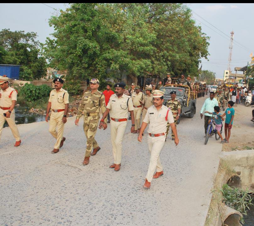 SpJagtial's tweet photo. ప్రశాంత వాతావరణం లో  ఎన్నికల నిర్వహణకు  అన్ని వర్గాల  ప్రజలు పోలీసులకు సహకరించాలి.* 
*జిల్లా ఎస్పీ శ్రీ సన్ ప్రీత్ సింగ్  ఐపీఎస్ గారిఆదేశాల మేరకు కోడిమ్యల కేంద్రంలో  జిల్లా పోలీస్, కేంద్ర బలగాలతో కలసి ఫ్లాగ్ మార్చ్కవాతును అడిషనల్ ఎస్పీ శ్రీ భీమ్ రావు గారు  జెండా ఊపి ప్రారంబించారు https://t.co/HyTraGiunu