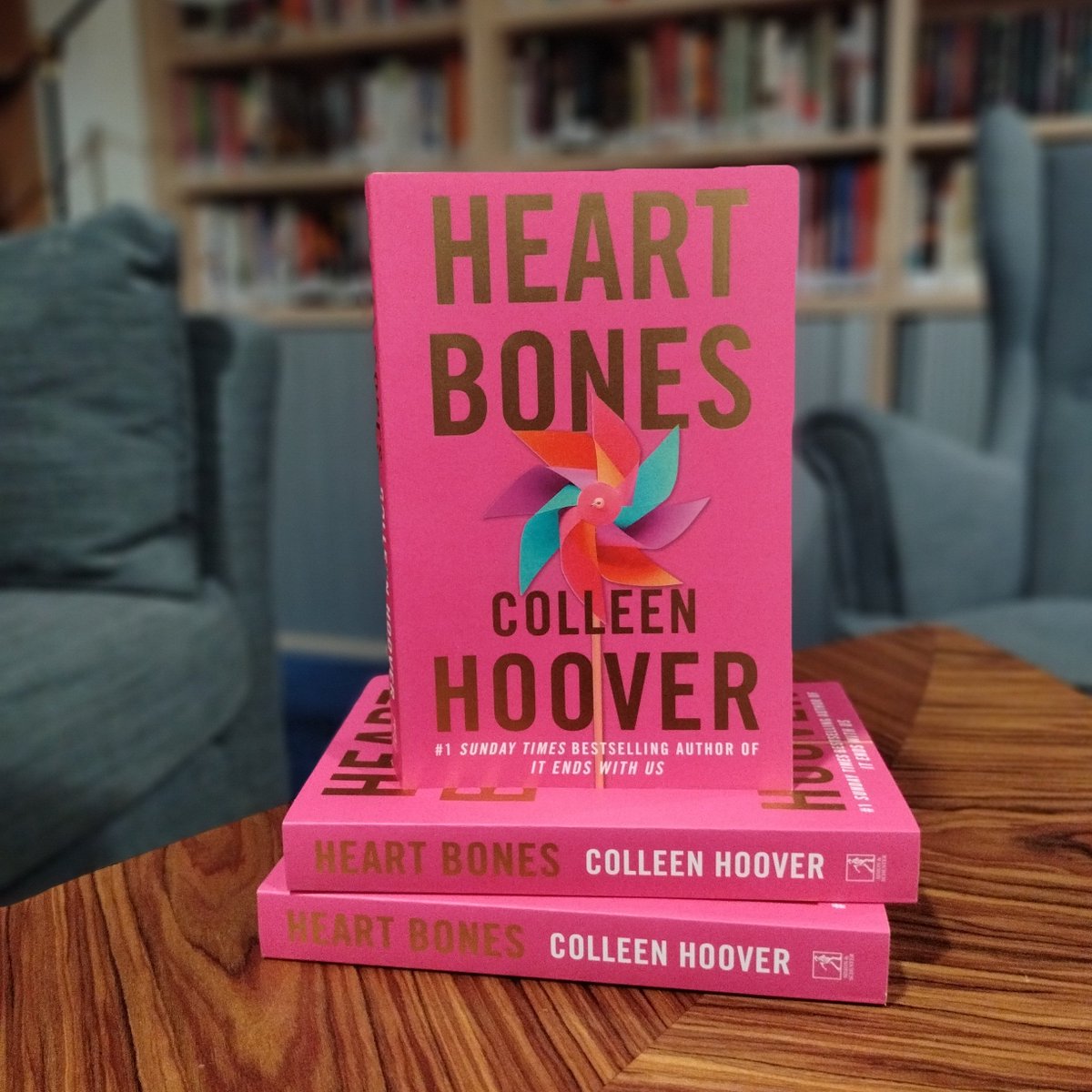 To celebrate publication of the moving, passionate, and unforgettable #HeartBones, I've got 3 copies to #giveaway!

Simply RP&amp;Follow by 17th April to get your name in my Big Hat of Chance. First 3 (UK only) names out of the hat at noon, #WIN.

simonandschuster.co.uk/books/Heart-Bo…