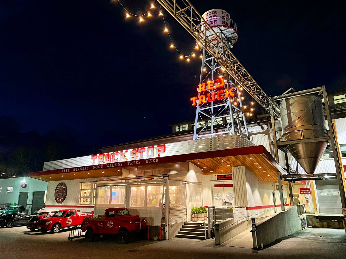 A vintage Dodge Power Wagon brightens things up at the @RedTruckBeer 🍺 brewery on an early Spring night.

🛻: open.spotify.com/track/72rd5n5V…

#craftbeer #vancouver #brewery