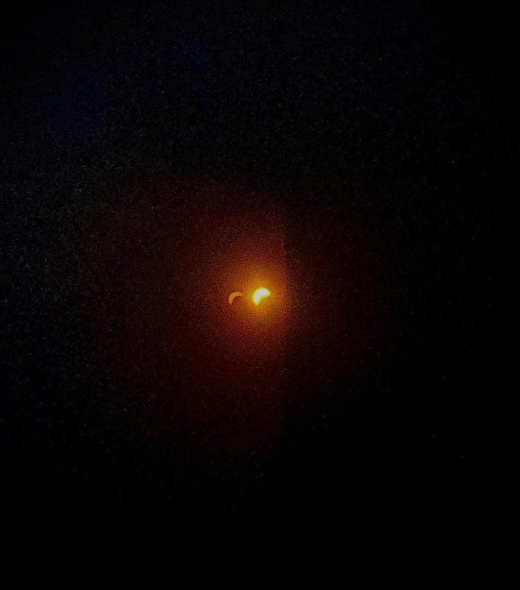 catochita's tweet photo. @drjosflynn Wow! My #MexicoLindo 🇲🇽❤️ Awesome Pictures! 🤩 
We were able to see it too at #NYC❤️ despite the buildings 😊 #SolarEclipse #April82024 https://t.co/RLKyD4X8ZV