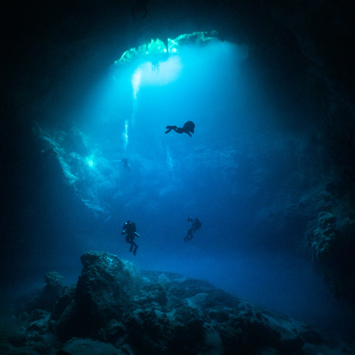 Get behind the scenes insight from cave diving icon @jillheinerth in her unprecedented exploration of underwater realms. Follow @divingintothedarkness or sign up for their newsletter for more into the world of technical, cave diving. #DivingintotheDarkness divingintothedarkness.com