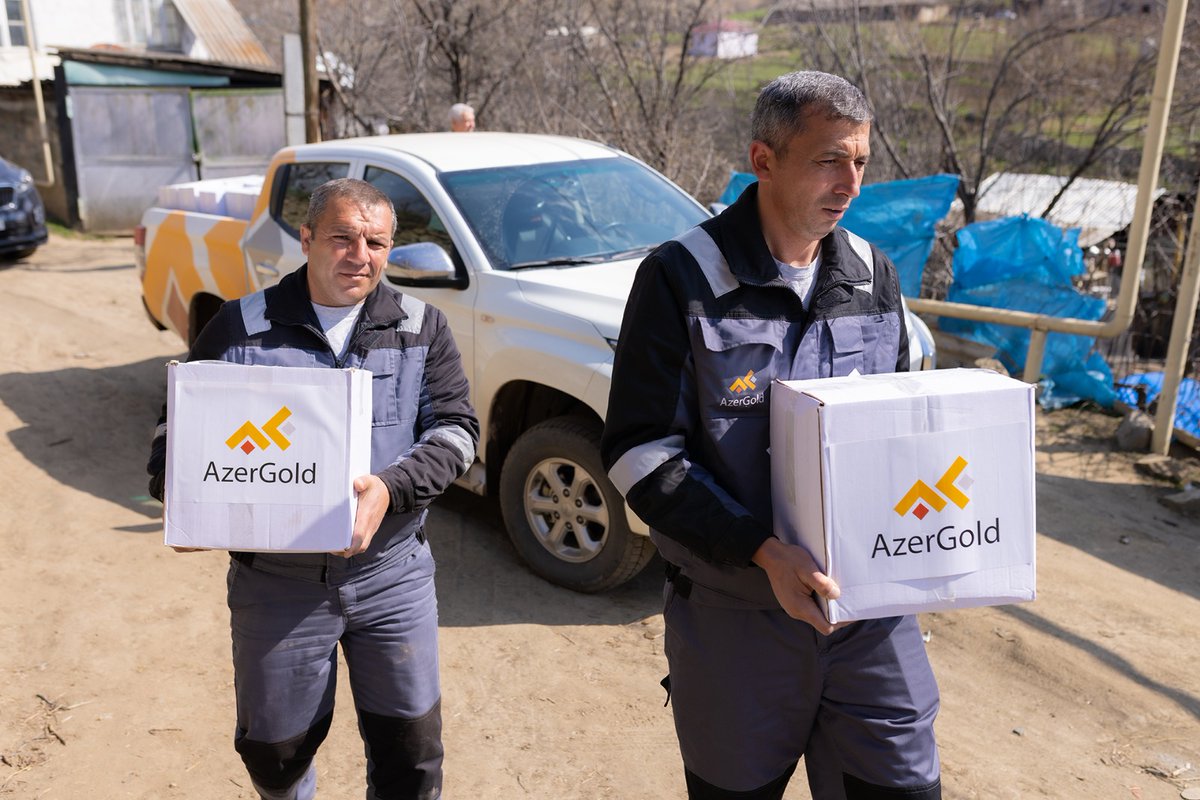 Azergold_QSC's tweet photo. #AzerGoldQSC tərəfindən müqəddəs #RamazanBayramı münasibətilə #Daşkəsən rayonunda növbəti sosial yardım aksiyası keçirilib.
Ətraflı məlumat üçün: https://t.co/nRIvNn2Tqy
#AzerGold #azergoldqsc #azergoldcjsc #ramazanbayramı #KSM https://t.co/6NN2s6y4I4