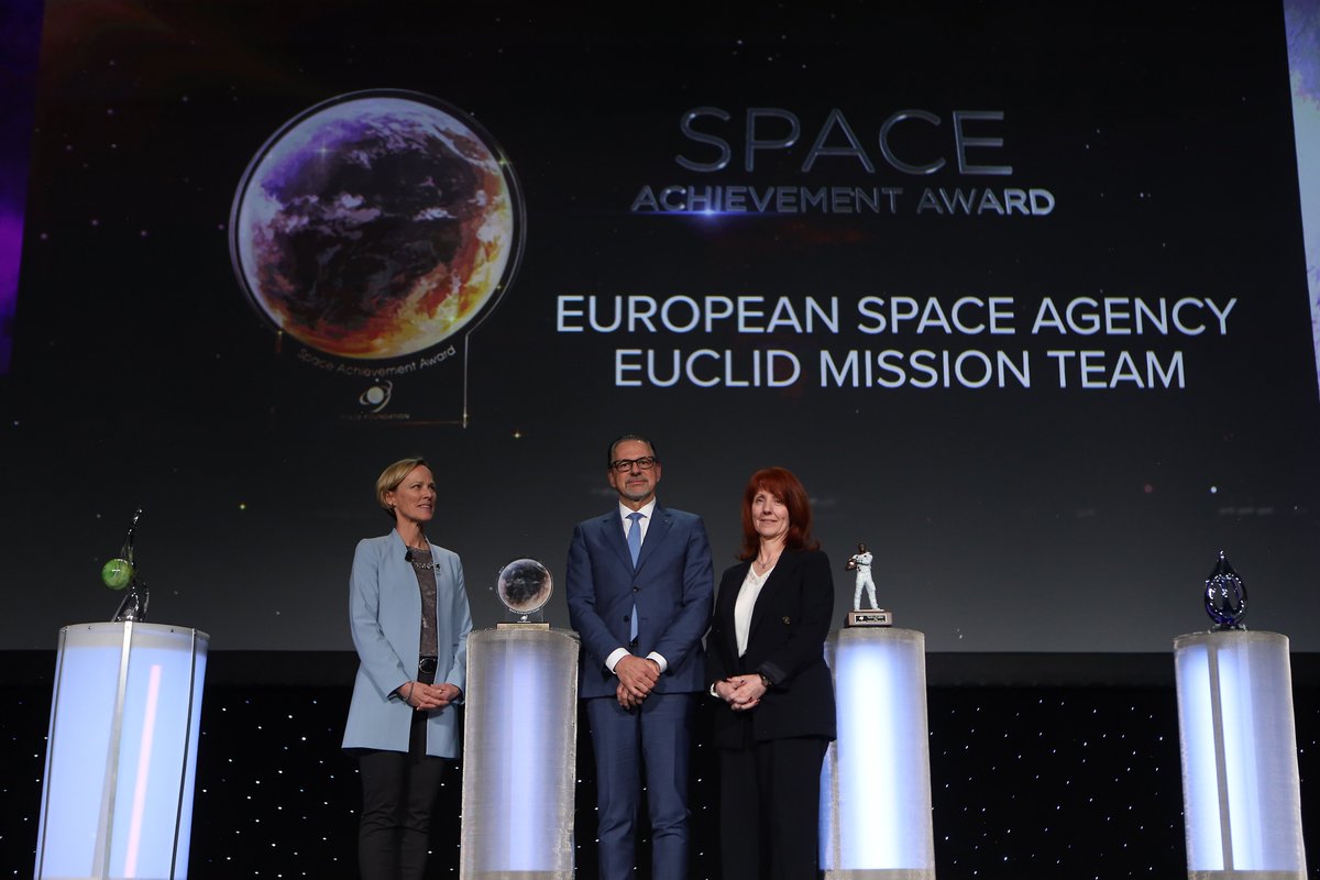 👏 Congratulations to the @ESA_Euclid team, which has received this year’s Space Achievement Award from the Space Foundation! 

ESA Director General @AschbacherJosef and ESA Director of Science @CGMundell were handed the award at the #SpaceSymposium in Colorado Springs.