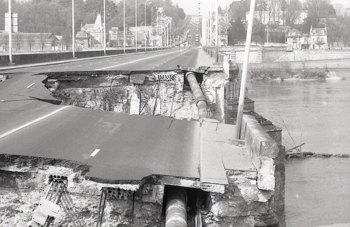 villedetours's tweet photo. Il est 9h27 ce 9 avril 1978.

C'est le début de l'effondrement du Pont Wilson. https://t.co/boHzVTqvCj