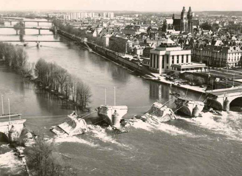 villedetours's tweet photo. Il est 9h27 ce 9 avril 1978.

C'est le début de l'effondrement du Pont Wilson. https://t.co/boHzVTqvCj