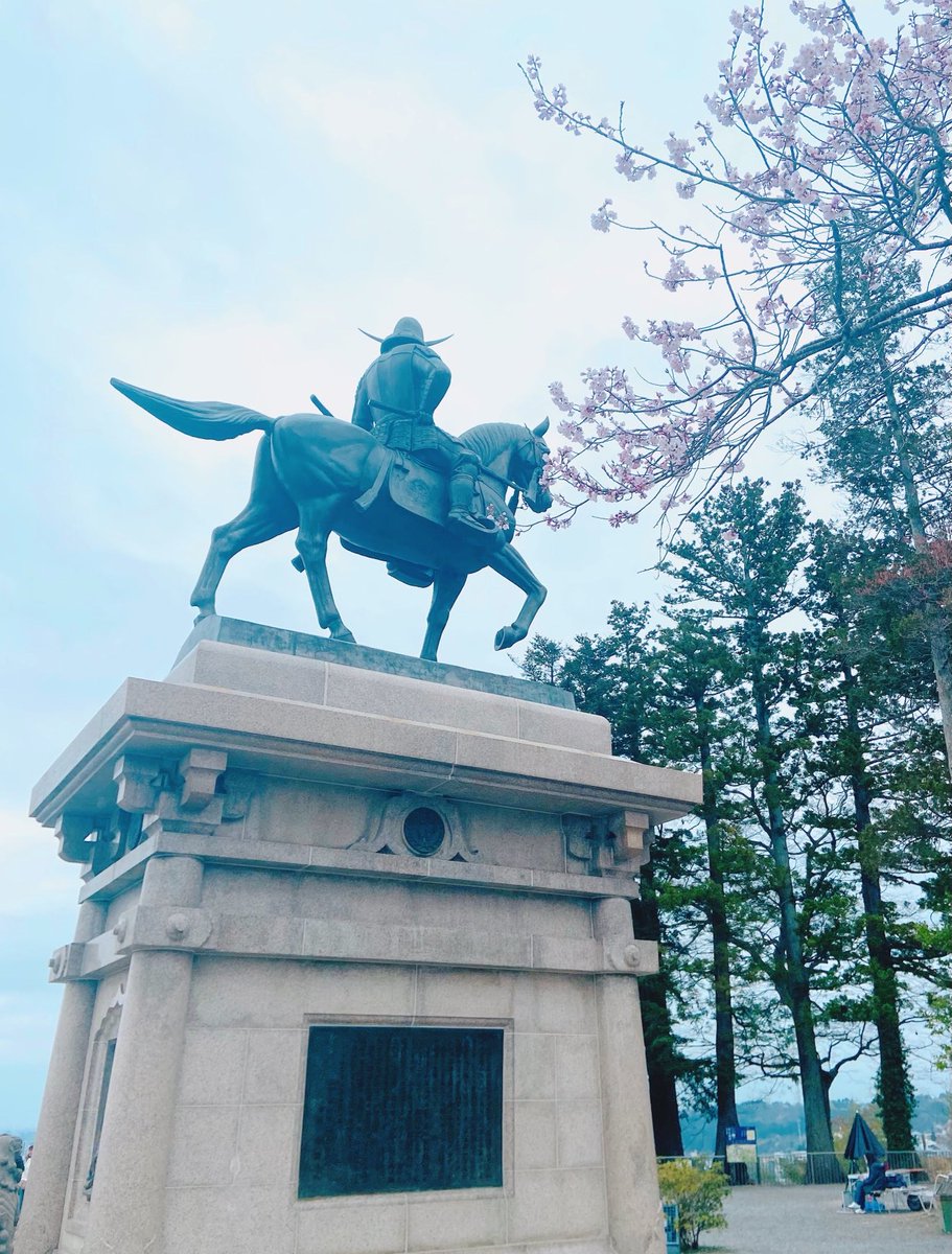 伊達な桜🌸
雨空の仙台ですが、政宗公と桜がいい感じです。

ちなみに。
NHKのBS4Kで「#独眼竜政宗」の再放送始まりました！

#フリーアナウンサー
#歴女
#小川さなえ