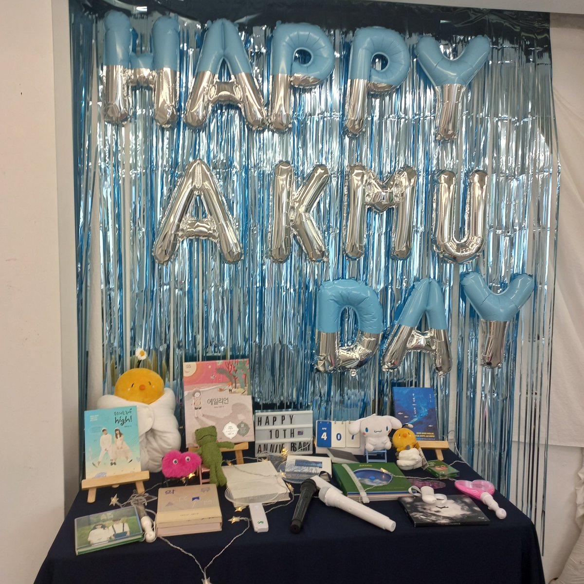 #악뮤초_개교10주년_축하해
컨셉이 정말 마음에 들었던 카페였어요😆
축하사절단에 고죠 있는거 보고 웃었구ㅋㅋ(료이키텐카이 오메데토~)
중간에 쉬는 시간 종 디테일이 장난아니었어요ㄷㄷ 마침 악뮤 고사 푸는 중에 들려서 헉.. 했던...!!!