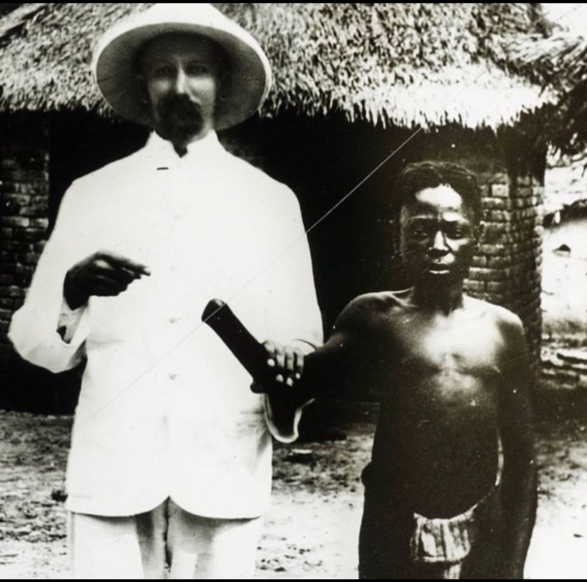 📌“19. yüzyılın sonları ve 20. yüzyılın başlarında, Belçika Kralı II. Leopold, Kongo Özgür Devleti'ni kişisel kolonisi olarak yönetiyordu. Onun sömürge rejimi altında Kongo halkı çok acı çekti. Kral Leopold'un temel amacı, özellikle kauçuk üretimi yoluyla Kongo'dan mümkün olduğu…