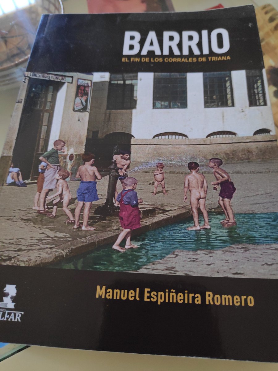 El fin de los corrales de Triana fue consecuencia de un exilio provocado por el poder político y corrupto de Sevilla. Manuel Espiñeira lo narra con crudeza y belleza, evocando aquella manera de convivir y ayudarse, en su novela "Barrio", que te recomiendo. #DiaDelPuebloGitano