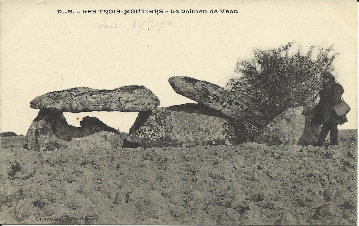 The dolmen de Vaon in Les Trois-Moutiers (Vienne) is a ruined but still impressive dolmen angevin. The broken capstone and six orthostats formed a 6x2m chamber; the two supports for the trilith portal survive but not the lintel. Card by Dando-Berry in Loudun. #TombTuesday.