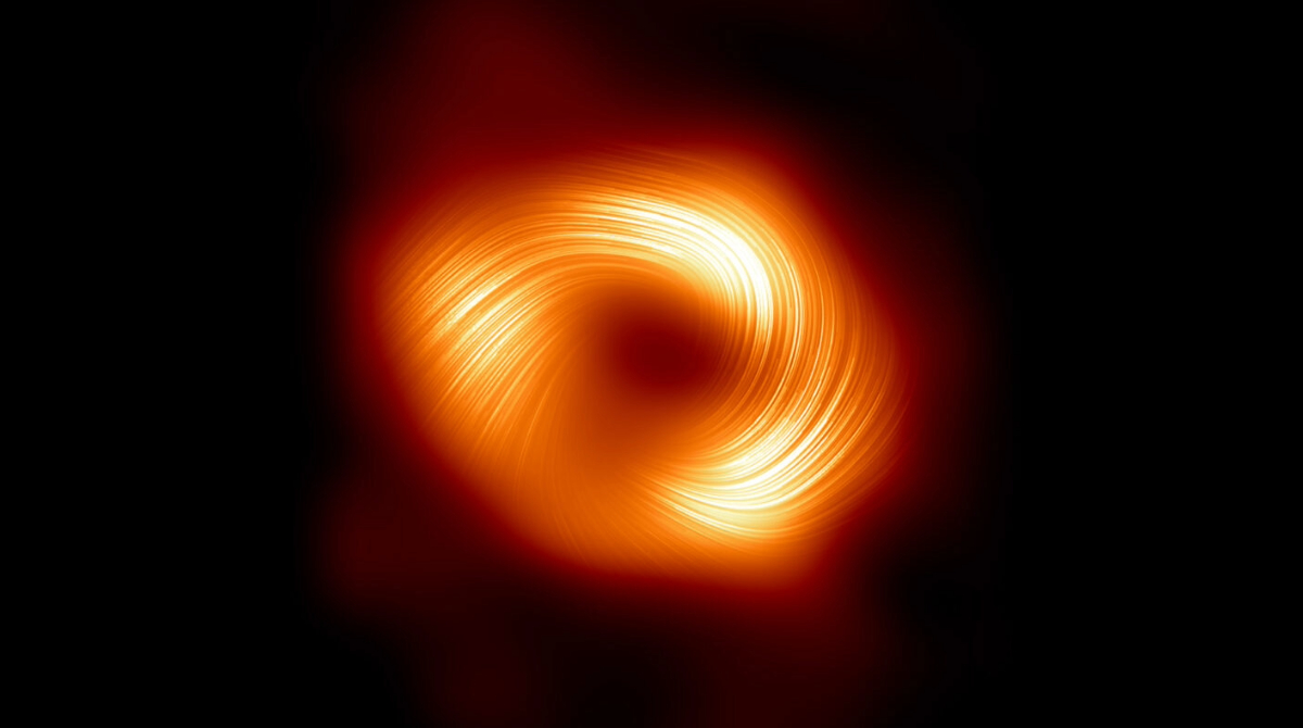Han detectado campos magnéticos en el borde de Sagitario A*, el agujero negro de la Vía Láctea. Una nueva imagen de la colaboración EHT muestra con total claridad la presencia de campos magnéticos potentes y organizados en el borde del agujero negro supermasivo Sagitario A*.