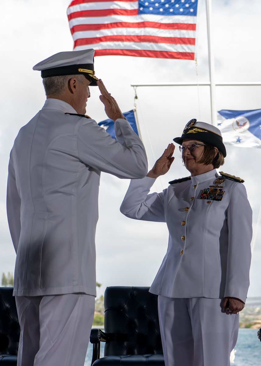 太平洋艦隊に新司令官就任！4月4日、ハワイのパールハーバー・ヒッカム統合基地に司令部を置く太平洋艦隊で司令官交代式が行われ、スティーブン・ケーラー大将が新司令官として就任しました。写真は、米海軍制服組トップの米海軍作戦部長リサ・フランケティ大将と敬礼を交わすケーラー大将🫡