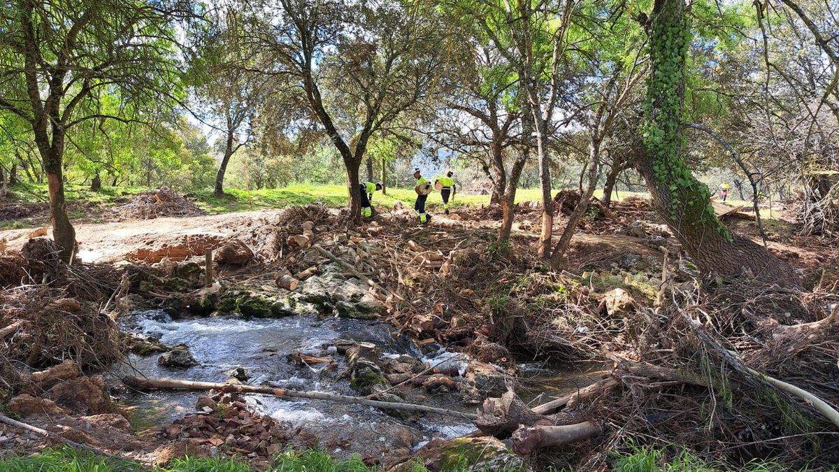 Iniciados por la #CHG los trabajos de limpieza y restauración del cauce de río #Huéznar, en San Nicolás del Puerto (Sevilla), para reparar los daños causados por la borrasca Nelson. ➡️La intervención se centra en la zona de las Cascadas. Másℹ️en lc.cx/SxKRb0.…