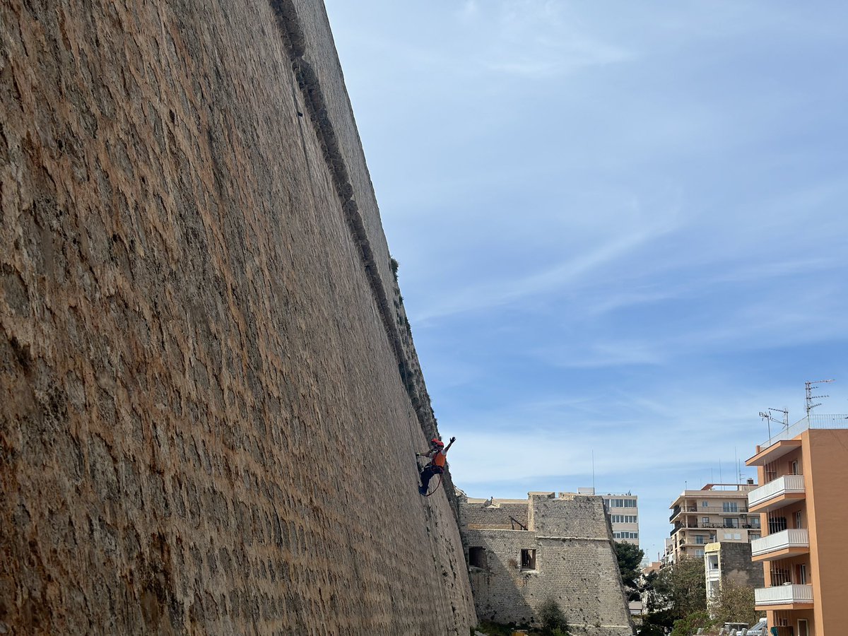 Compromesos amb la conservació del nostre Patrimoni! 💪🏼 Continuam amb la neteja i conservació de les nostres muralles perquè continuïn sent un orgull per a la nostra ciutat. … #Eivissa #AJEivissa #AjuntamentdEivissa2024 #Eivissa2024 #AjuntamentdEivissa