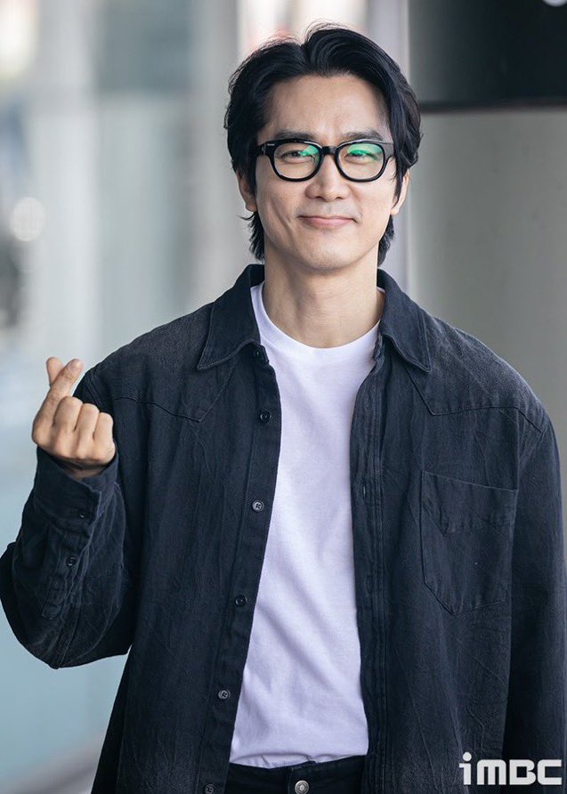 My ahjussi first public appearance in a longtime & that too with glasses😭🔥😍
NOT FINE NOT FINE😭🔥😍
✈️to Japan for ASEA awards
#SongSeungheon #송승헌