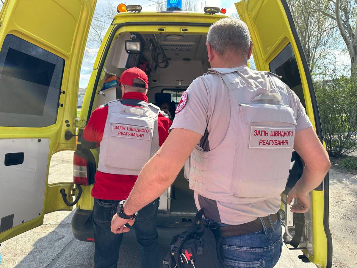 ⚡ Zaporizhzhia. Another Russian shelling hit a local business. 3 civilians were killed and 8 people were wounded. An emergency response team of the URCS in Zaporizhzhia Oblast promptly arrived at the scene of the hit. Volunteers took three of the victims to the city hospital.