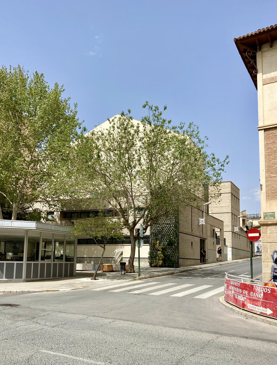 Parte trasera del <a href="/TeatroVico/">Teatro Vico</a> en 1990 durante las obras de restauración del histórico edificio y en 2024 tras la reforma de la Plaza Víctimas del Terrorismo.

#TalDíaComoHoy
#ChurreríaSota 

Fotos: <a href="/AytoJumilla/">Ayuntamiento Jumilla</a> y <a href="/JJ_Melero/">J.J. Melero</a>