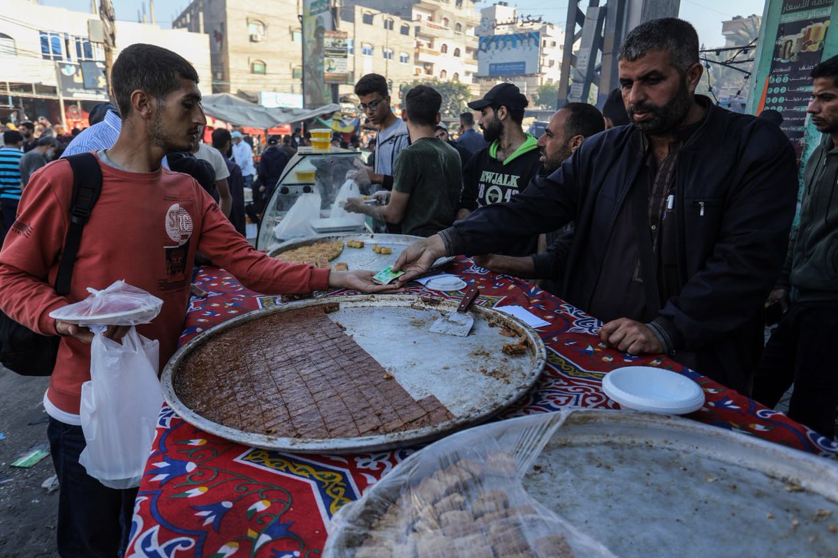 #Gazze'de Filistinliler, #İsrail ordusunun saldırıları gölgesinde ramazan bayramı hazırlıklarını yapıyor. Saldırılar nedeniyle binlerce kişinin göç ettiği #Refah'ta kurulan çarşıya gelerek burada en fazla bayrama özgü tatlı ve kurabiyelerine rağbet gösteriyor. #ArefeGünü