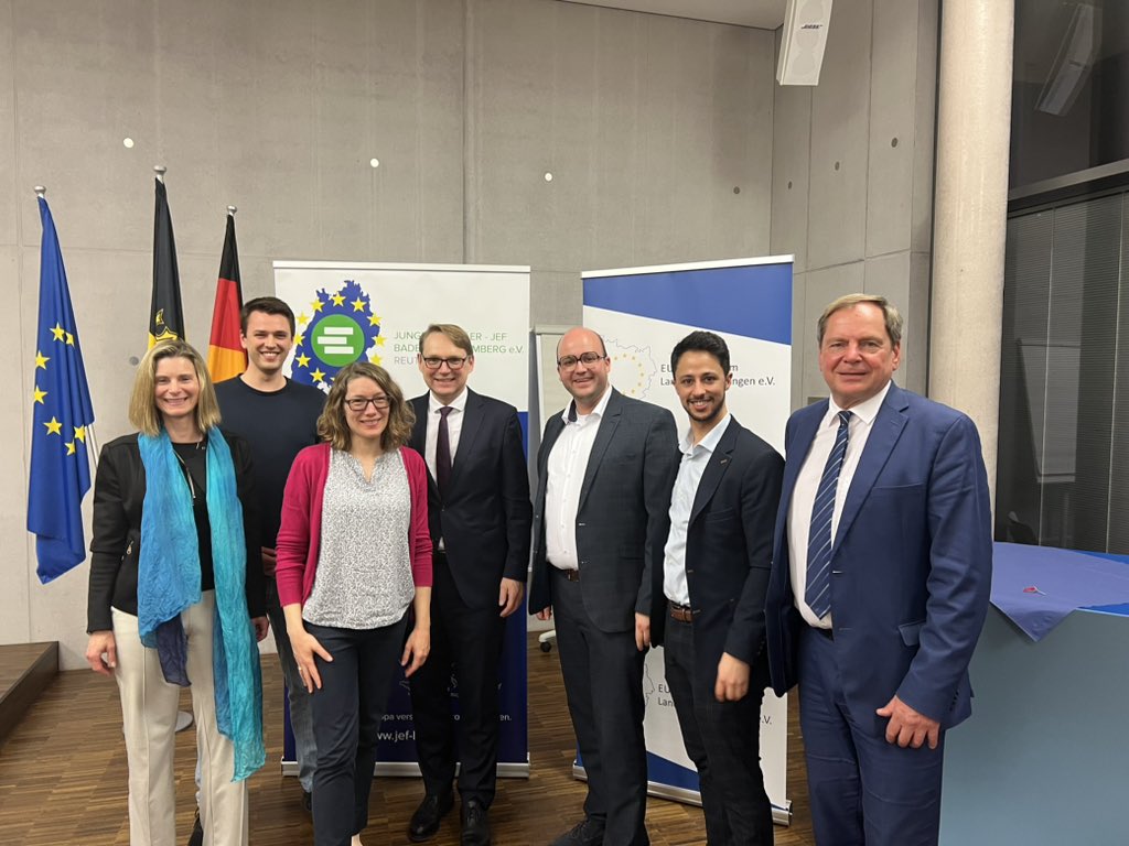 Europa, Wirtschaft und Kommune. Klasse Veranstaltung vom EUROPA-Club im Landkreis Reutlingen und JEF RT gestern Abend in den Räumlichkeiten der IHK Reutlingen. Gemeinsam haben wir über die Wechselbeziehungen zwischen Europa und der EU, der Wirtschaft und der Kommunen diskutiert.