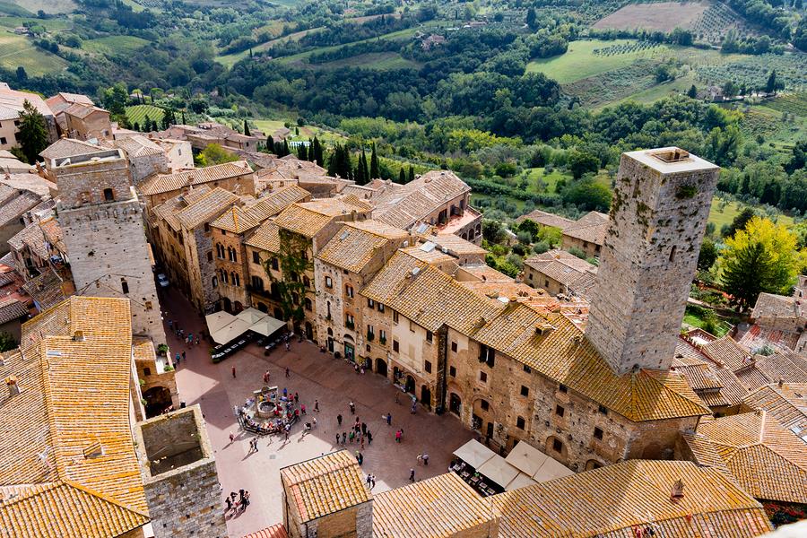 A 'town of towers' in Tuscany worth visiting on your next trip is none other than San Gimignano, an important town in the Middle Ages due to its position on a trade and pilgrimage route: buff.ly/2ov7Zqb