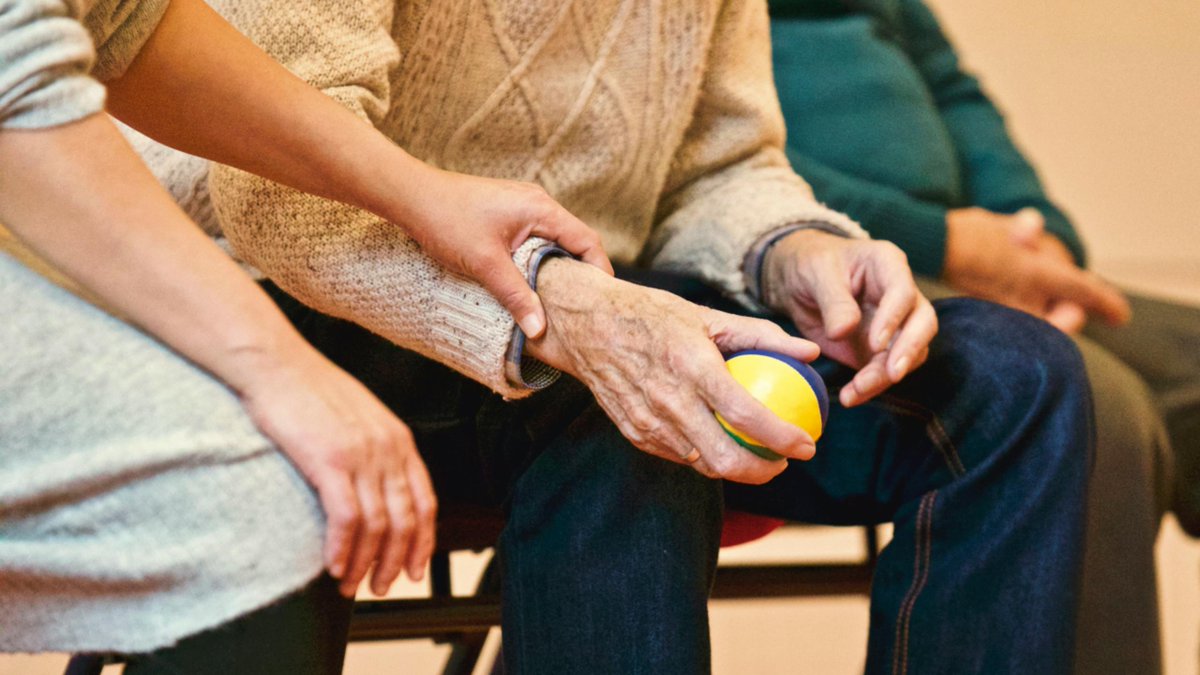 Kwetsbare & zieke mensen blijven langer thuis wonen. @UvH werkt aan een landelijk project waarin kennis over zorg voor zingeving thuis wordt ontwikkeld:tinyurl.com/5n8k8ze9 Dankzij investeringen is er rust en ruimte gekomen bij de universiteiten. Behoud de #waardevanwetenschap