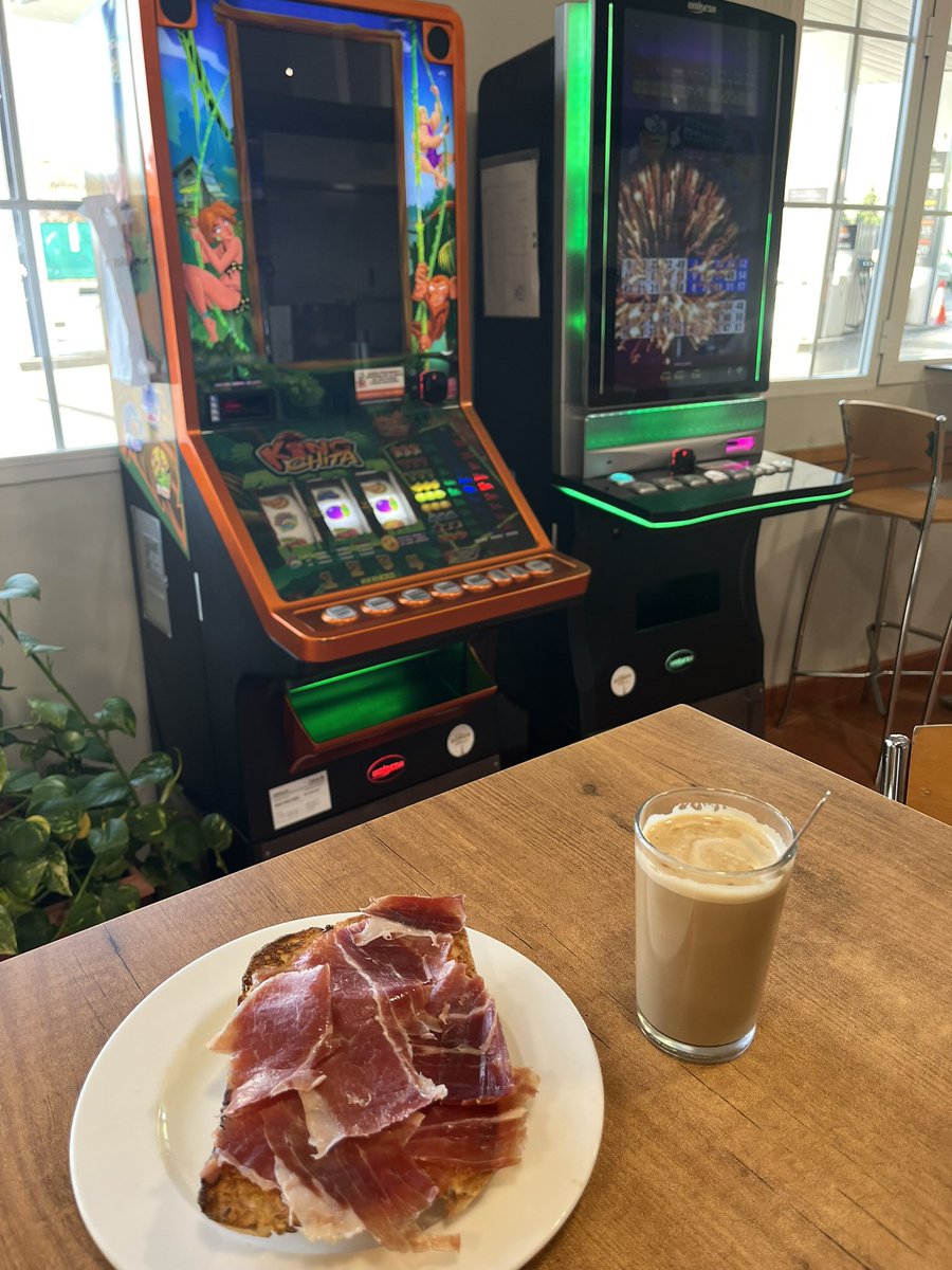 buenos dias familia, tostadica de jamon con tomate, cafe con leche mas caliente que un cura en la puerta de un colegio, dos cigarros entre pecho y espalda, billete de 50 y el cambio lo metemos a la naranja mecanica pa tentar a la suerte desde temprano, vamos con el lunes sobrinos