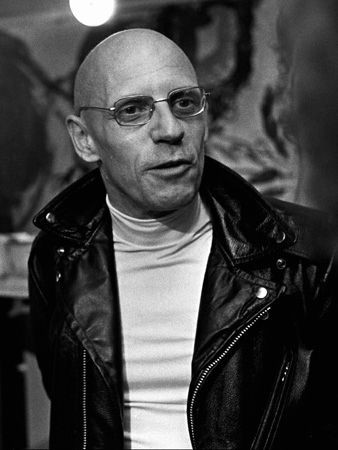 “İnsanın zihninden geçen düşünceler konusunda sessiz kalması… işte köle olmak budur.”

Michel Foucault | Söylem ve Hakikat