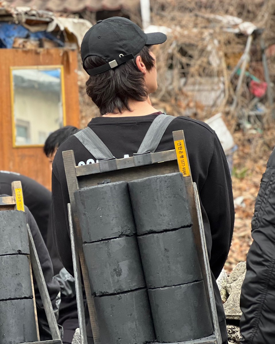 idk, but why does his back feel melancholy or something? 🥺

#jangkiyong #장기용