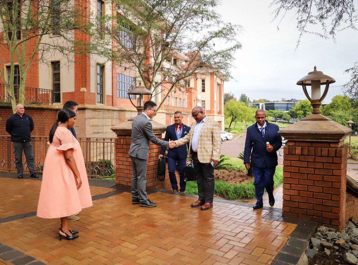 The Deputy Minister is greeted by Mr Fred Zhou, who is the country manager upon arrival at @HonorAfrica head office in Bryanston #Honor #Tech #LeaveNoOneBehind