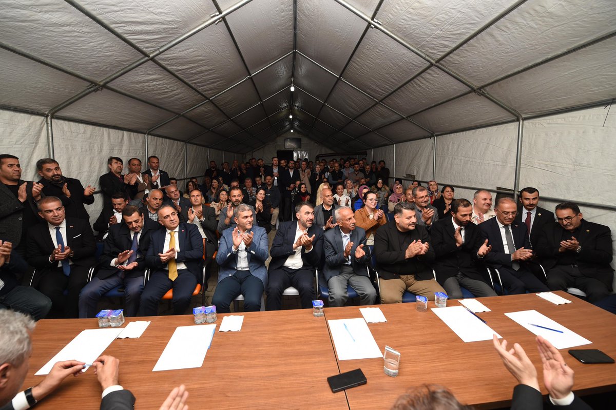 inaciyapar's tweet photo. AK Parti Genel Merkez Teşkilat Başkanımız Sayın Erkan Kandemir, Partimizin Hatay İl Yönetim Kurulu ve İlçe Başkanları ile toplantımızı gerçekleştirdik.

Hatay için, Antakya için durmak yok, birlik beraberlik içerisinde çalışacağız..💫 https://t.co/S1VDBIzBQk