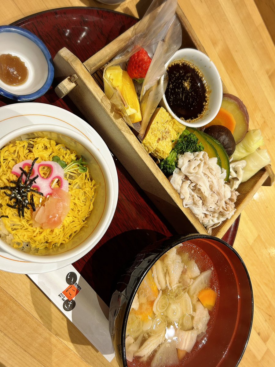CyAcYa_o's tweet photo. 昨日のと今日のお昼ご飯𓌉𓇋
昨日のお昼𓌉◯𓇋
蒸し野菜、黒豚しゃぶしゃぶ
蒸し寿司、豚汁、フルーツ🍓🍊🍍

今日のお昼𓌉◯𓇋
おにぎり2個🍙🍙
野菜ジュース https://t.co/TOIIN7wHDO