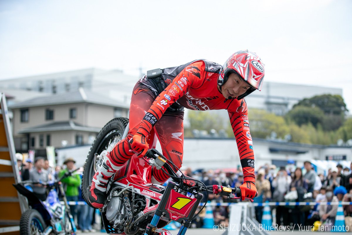 bluerevs's tweet image. 4/6(土) PLAY BACK📸

#黒山健一 選手(YAMAHA)
#小川友幸 選手(HONDA)
のお二人によるトライアルバイクショー🏍🏍💥💥

レヴニスタ広場では目の前でバイクを自由自在に操る様子をご披露いただきました👏…