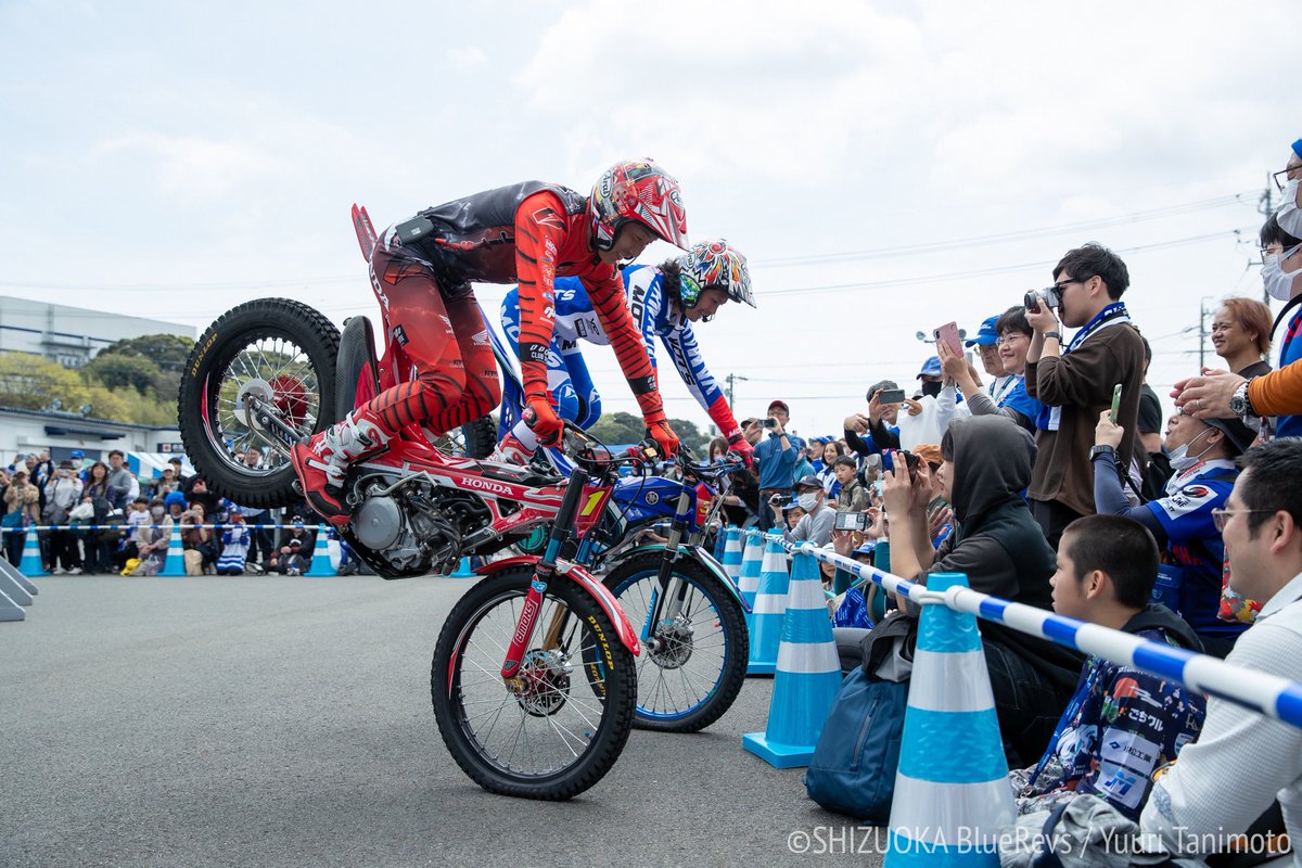 bluerevs's tweet image. 4/6(土) PLAY BACK📸

#黒山健一 選手(YAMAHA)
#小川友幸 選手(HONDA)
のお二人によるトライアルバイクショー🏍🏍💥💥

レヴニスタ広場では目の前でバイクを自由自在に操る様子をご披露いただきました👏…