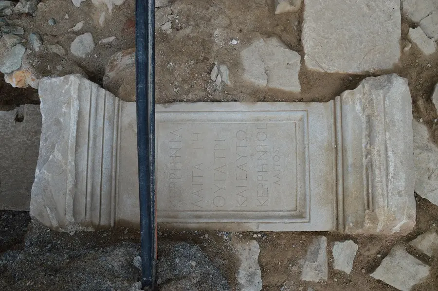 #Funeraryaltar, ca. 150-200 CE, recently found in #Thessalonica, with Greek inscription: Κερρηνίᾳ / Λαίτᾳ τῇ / θυγατρί / καὶ ἑαυτῷ / Κερρήνιος / Λαίτος. #NewArchaeologicalFinding