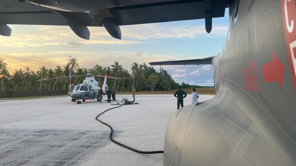 MarineNationale's tweet photo. #FAPF | 🚁 Un Casa de l’@Armee_de_lair et 1 Dauphin de la 35F ont coopéré pour l’évacuation d’un 🤕 de Hereheretue à Tahiti. Grâce à une manœuvre logistique ambitieuse, le Casa a ravitaillé le Dauphin en ⛽ lui permettant de terminer sa mission en près de 6h de ✈ @ALPACIFRAPACOM https://t.co/btsYzgCLjr