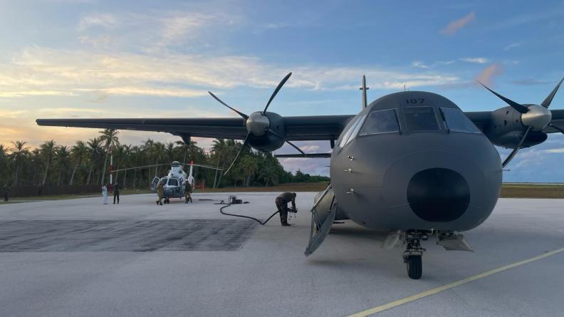 #FAPF | 🚁 Un Casa de l’@Armee_de_lair et 1 Dauphin de la 35F ont coopéré pour l’évacuation d’un 🤕 de Hereheretue à Tahiti. Grâce à une manœuvre logistique ambitieuse, le Casa a ravitaillé le Dauphin en ⛽ lui permettant de terminer sa mission en près de 6h de ✈ @ALPACIFRAPACOM