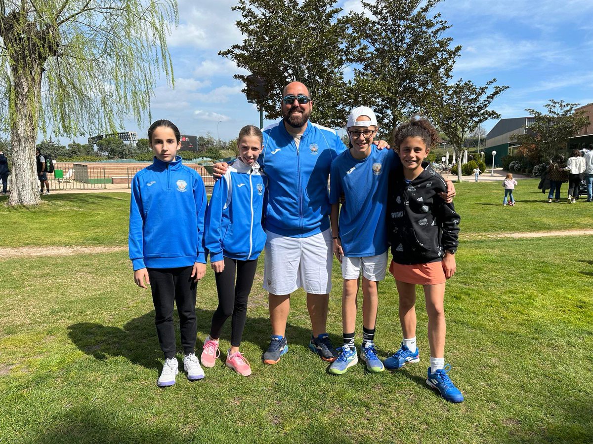 CAMPEONAS!! 🏆
Nuestras alevinas se proclamaron campeonas de división II del campeonato por equipos de la <a href="/fedetenismadrid/">Federación de Tenis de Madrid</a>  
Confrontación disputada ante Torrejón de Ardoz que se decidió en el partido de dobles 👏🏼👏🏼
Dar la enhorabuena a jugadoras, equipo técnico y familiares! 💪🏼