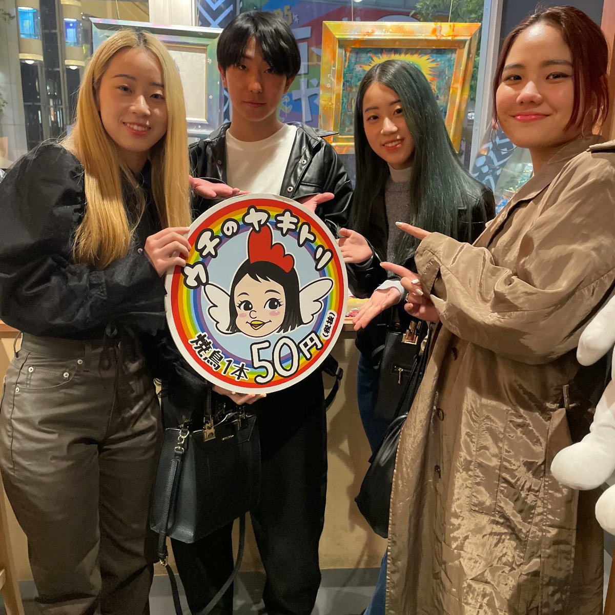 ronfu_atsushi's tweet image. イベントの後は京都に行こうとしてたHighTくんたちを引き止めてmisonoさんのウチのヤキトリにみんなで打ち上げしたよ✨

やっぱり挑戦してる人と話せる時が一番楽しいな♫

#hight #misono #ウチのヤキトリ #心斎橋 #アメリカ村 #bigstep前 #ロンフーあつし