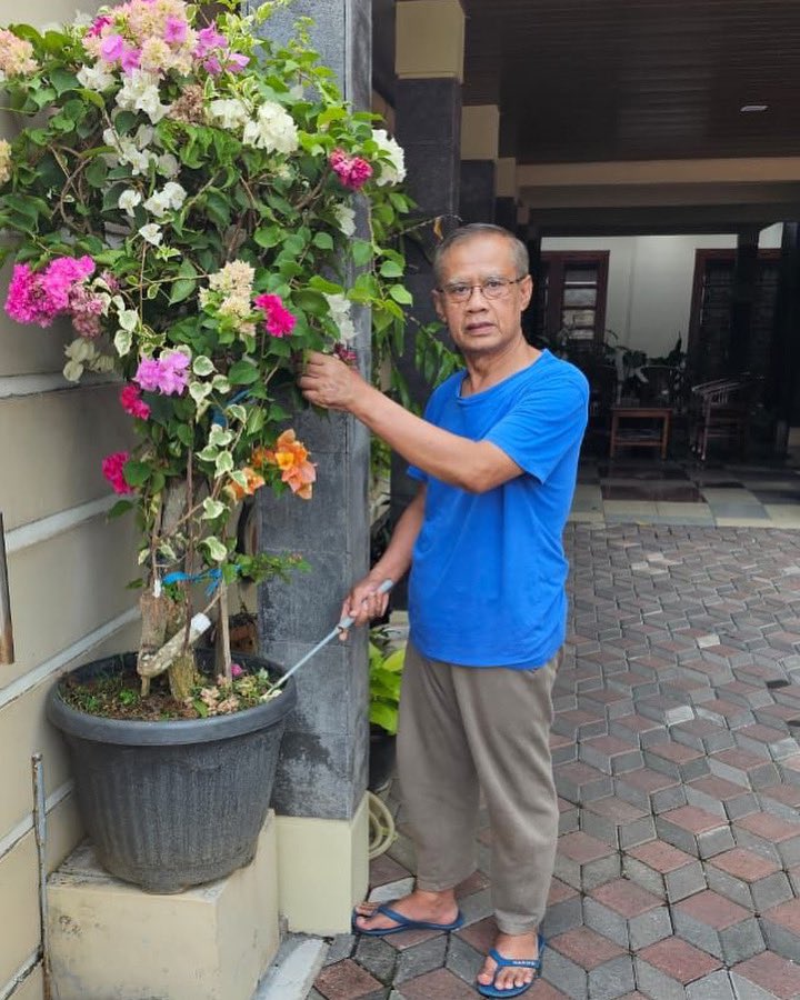 Belajar merawat tanaman dengan kasih sayang sebisanya. Jika ciptaan Tuhan kita cintai, mereka akan tumbuh subur dengan baik. Tuhan yang ada di Langit pun akan mencintai para hamba yang menebar cinta di bumi.