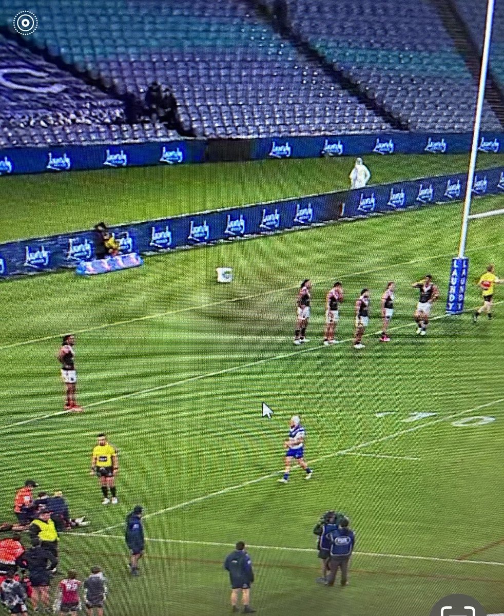 BarryToohey's tweet photo. Pictures can be deceiving but sometimes they tell more than 1000 words. As the old saying goes, ‘the grass is not always greener on the other side’. https://t.co/UHibyLGL50