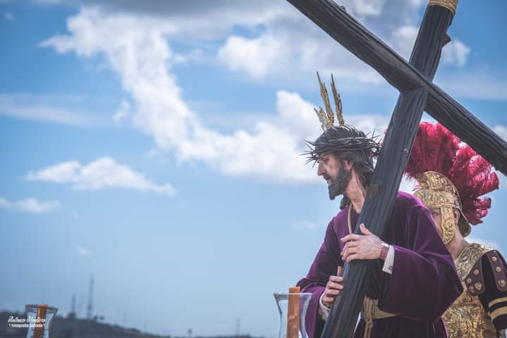 El Señor reina, vestido de majestad; el Señor, vestido y ceñido de poder.