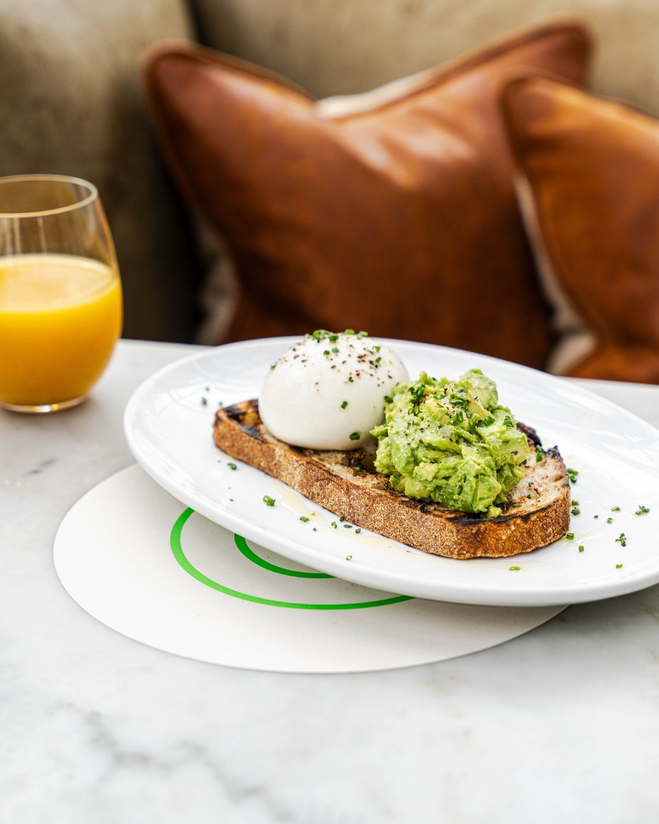 'Burrata & smashed avocado on sourdough toast' 🥑 From crashed eggs with chorizo to fresh smoothies and fabulous mimosas… enjoy Brunch at Gees every day, 9 am - 11.30 am. Explore the menu: eu1.hubs.ly/H08tLXW0
