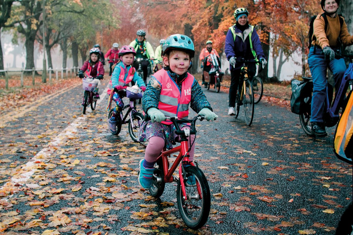 Celebrating the kids owning their road space! 🎉 Kidical Mass rides highlight the need for towns and cities to prioritise child-friendly, cycle-friendly environments. Read more on the global movement bringing cyclists of all ages together here: cyclinguk.org/kidical-mass-r…