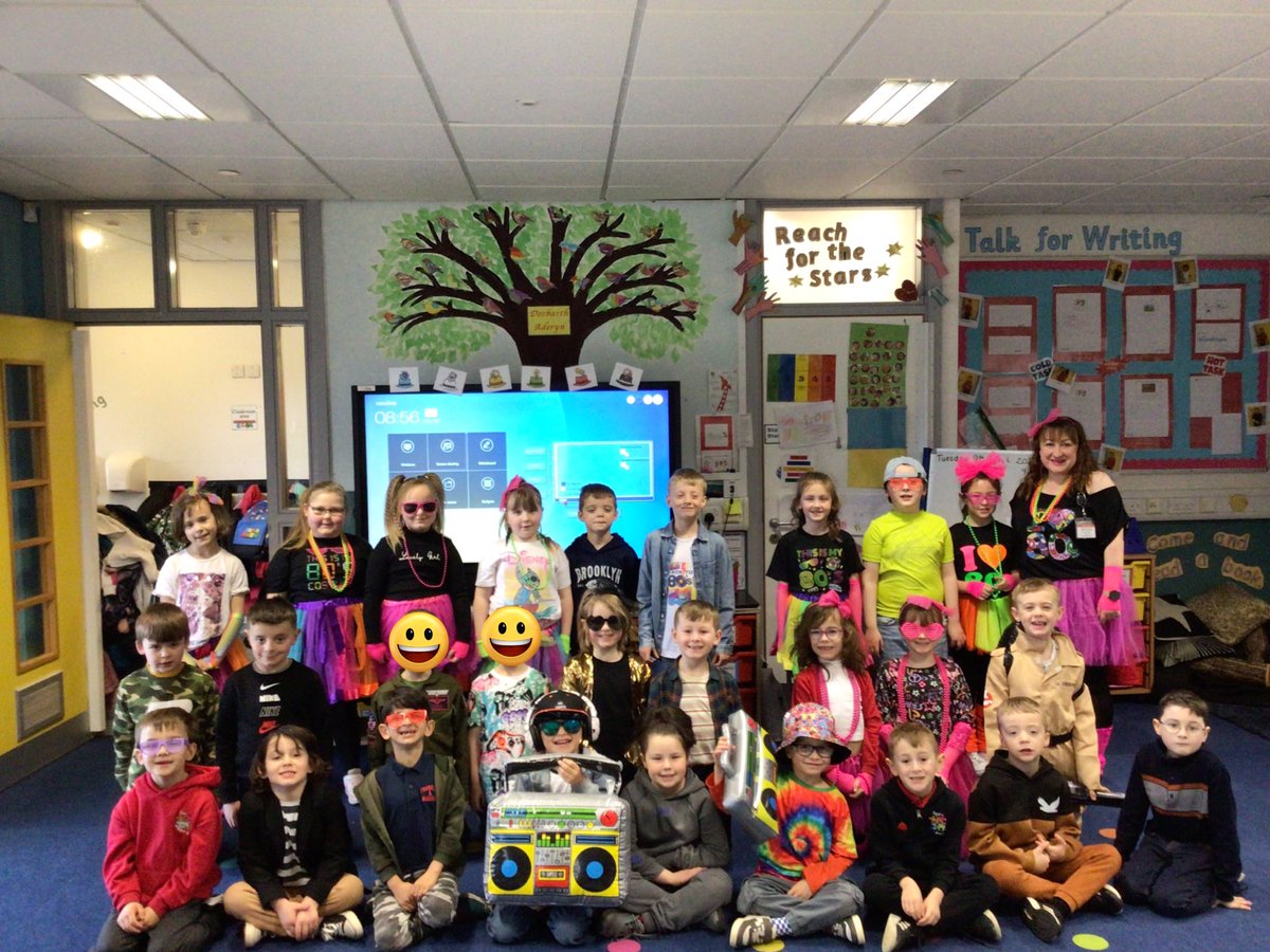 Dosbarth Aderyn looking fab for their 80s disco this afternoon. 🪩 #YBTexpressivearts.